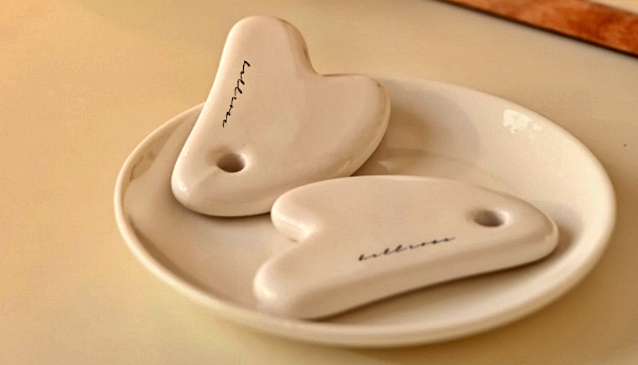 벨로즈 국산 괄사 마사지기가 접시에 놓여있는 사진