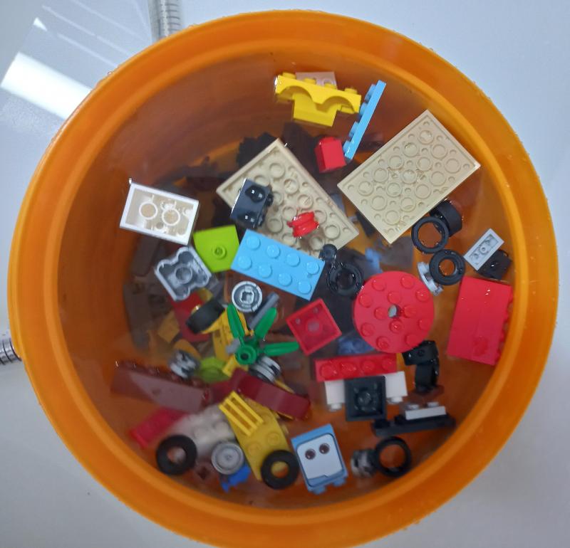 레고 브릭 물로 헹구기