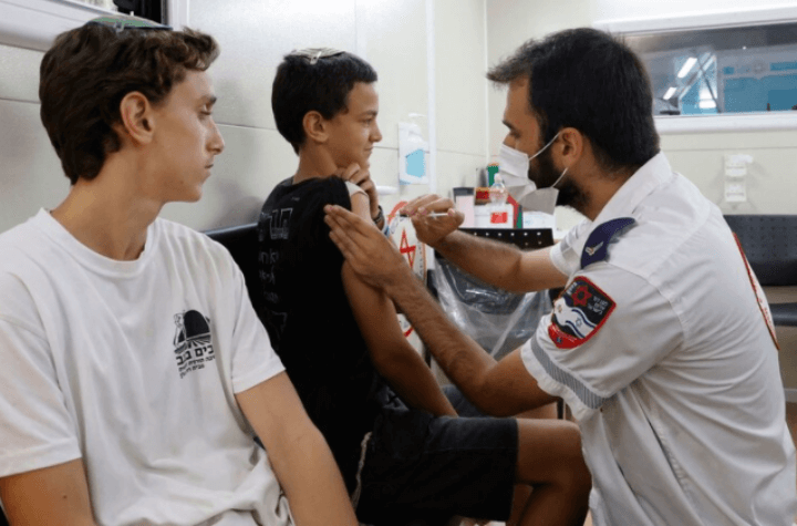 이스라엘-3차접종-맞는모습-두접종자-의사