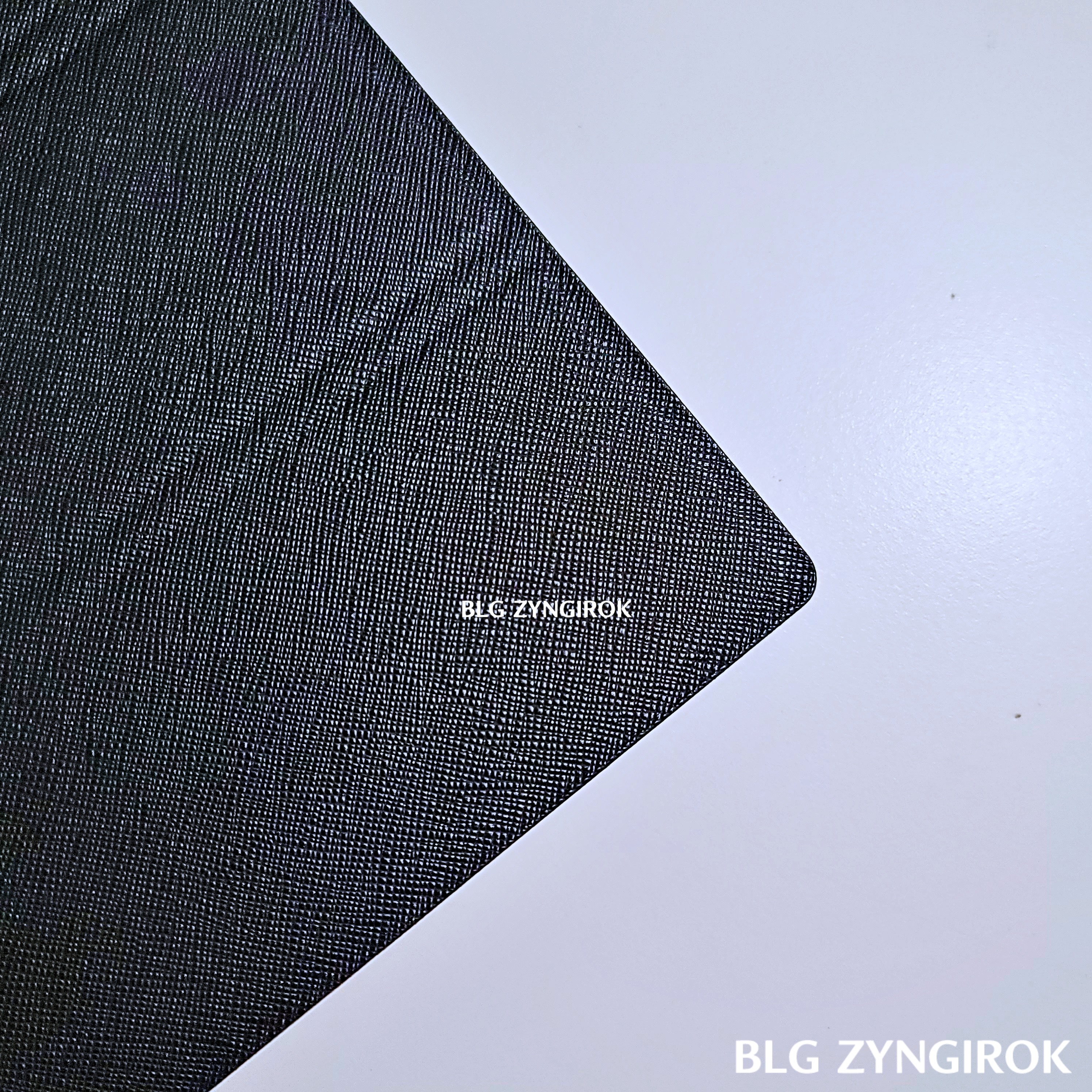 카멜 휴대용 모니터 커버 케이스 모서리 모습이다.