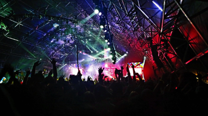 무대 뒤 조명과 음향 스태프의 숨은 이야기