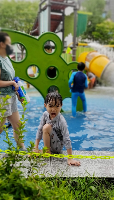 상어 흉내내며 크게 입벌리는 쿠웅이