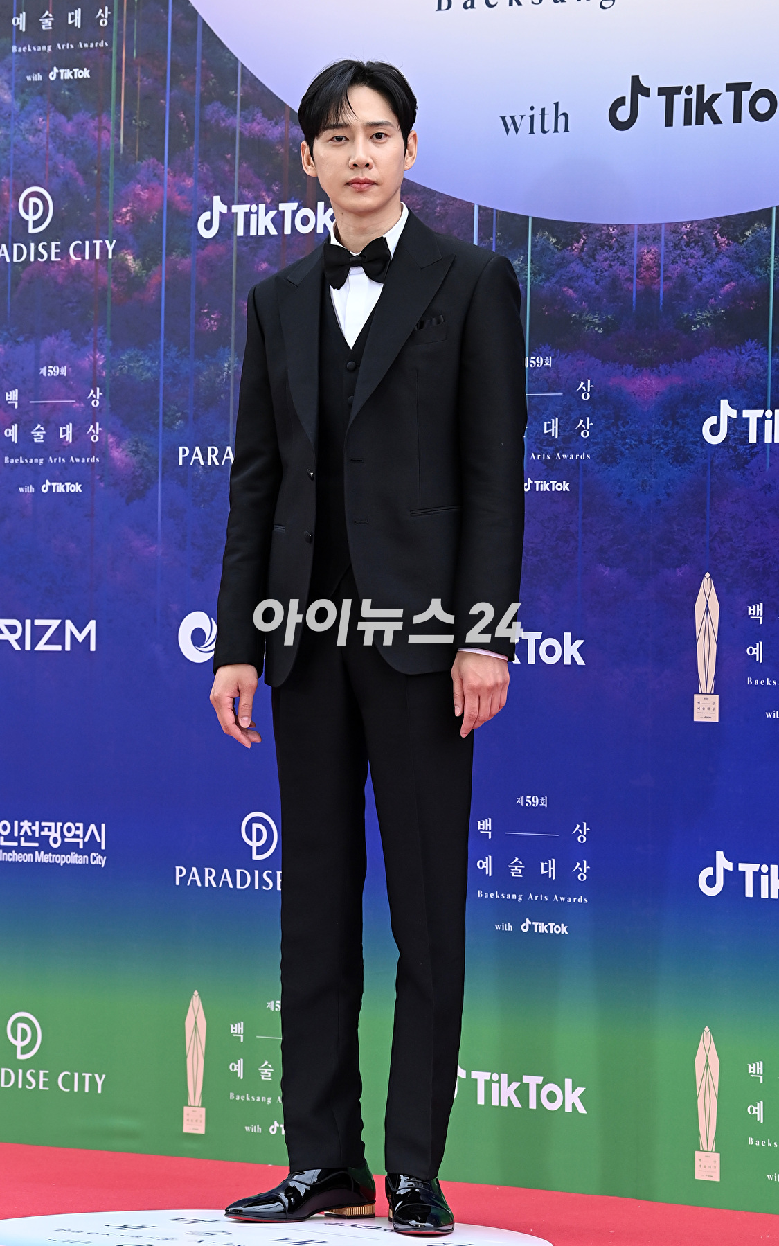 배우 박성훈이 28일 오후 인천 파라다이스시티에서 열린 제59회 백상예술대상 레드카펫에서 포즈를 취하고 있다. [사진=김성진 기자]