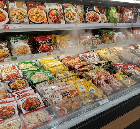 진열대에 있는 다양한 냉동식품