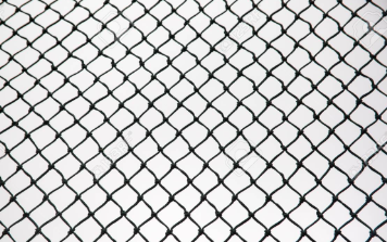 그물에 맞은 공은 죽은공이니 잡아도 아웃이 아니에요