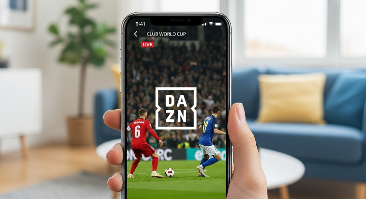 중계방송은 다즌을 통해서 볼 수 있다는 것을 강조하기 위한 이미지로 보입니다. 사람의 오른손이 헨드폰을 들고 다즌을 통해 축구경기를 보고 있는 이미지입니다.