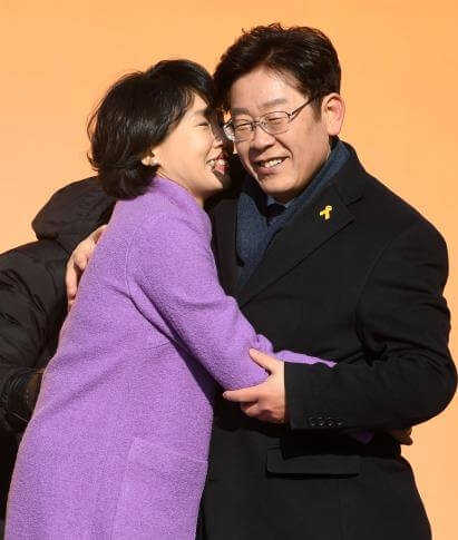 서로안고있는-남성과여성의모습