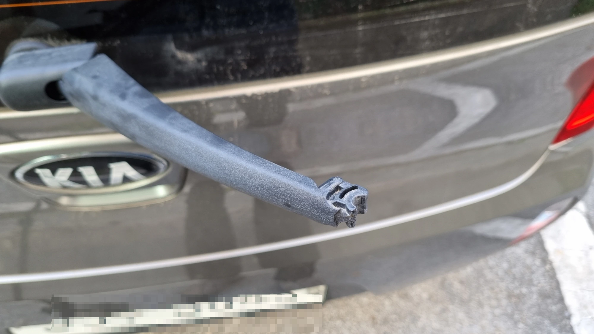 부러진 와이퍼 암