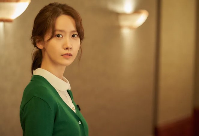 윤아 화보로 본 패션 센스와 스타일 변화