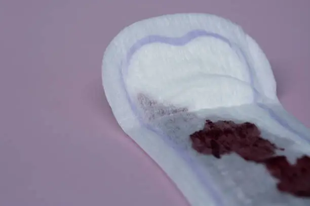 생리후 부정출혈 원인은 무엇일까요? 여성의 건강을 생각할 때 가장 기본적인 것 중 하나가 바로 '생리'입니다. 생리는 우리 몸이 정상적으로 기능하고 있다는 신호이며, 가임 기간 동안 여성의 건강 상태를 반영해 주죠. 그러면 왜 부정출혈이 생기는지 알아볼까요~
