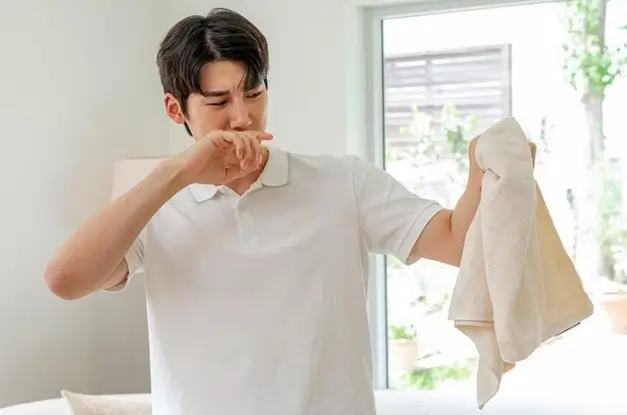 신문지와 제습제로 빨래 말리기