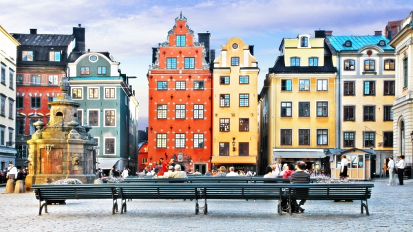 스웨덴 스톡홀름의 거리에서 혼자 여행하는 여성