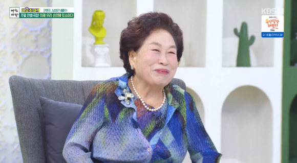 배우 전원주가 &#39;아침마당&#39;에 출연해 대화를 나누고 있다. [사진=KBS 방송화면 캡처]