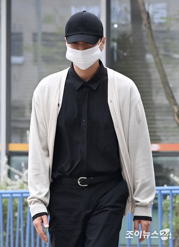 만취 상태로 다른 사람의 차량을 운전하고 경찰의 음주 측정을 거부한 혐의로 기소된 그룹 신화 신혜성(본명 정필교)이 서울동부지방법원에서 열린 첫 공판기일에 출석하고 있다. [사진=조이뉴스24 포토DB]