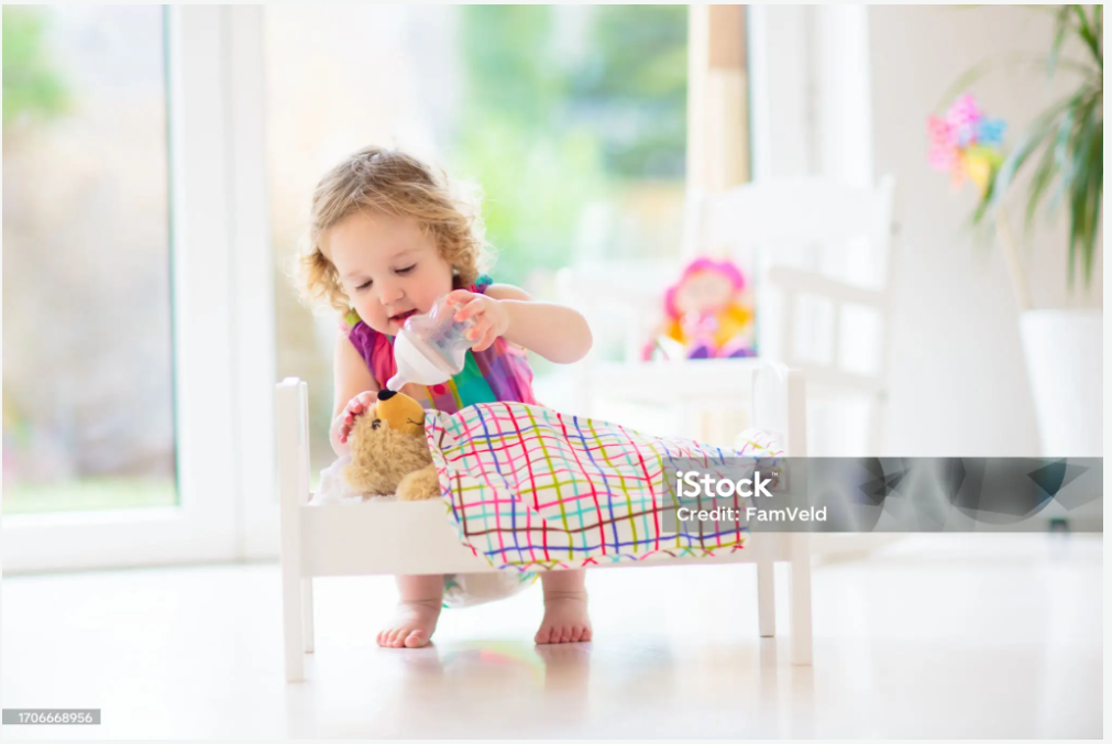 혼자 놀거나 혼자 지내는 아이의 예시 이미지, 출처: istock