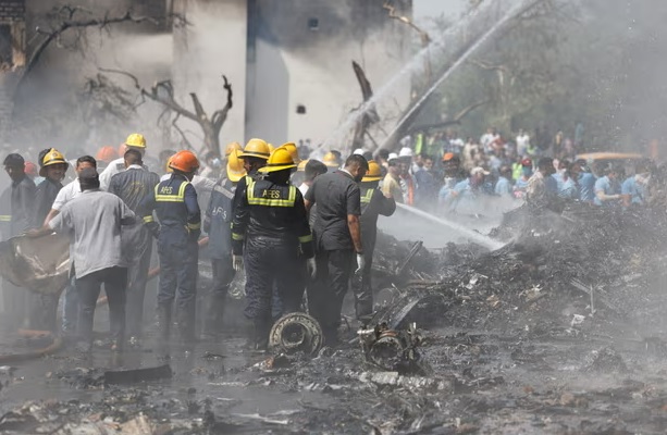 인도여객기 추락사고