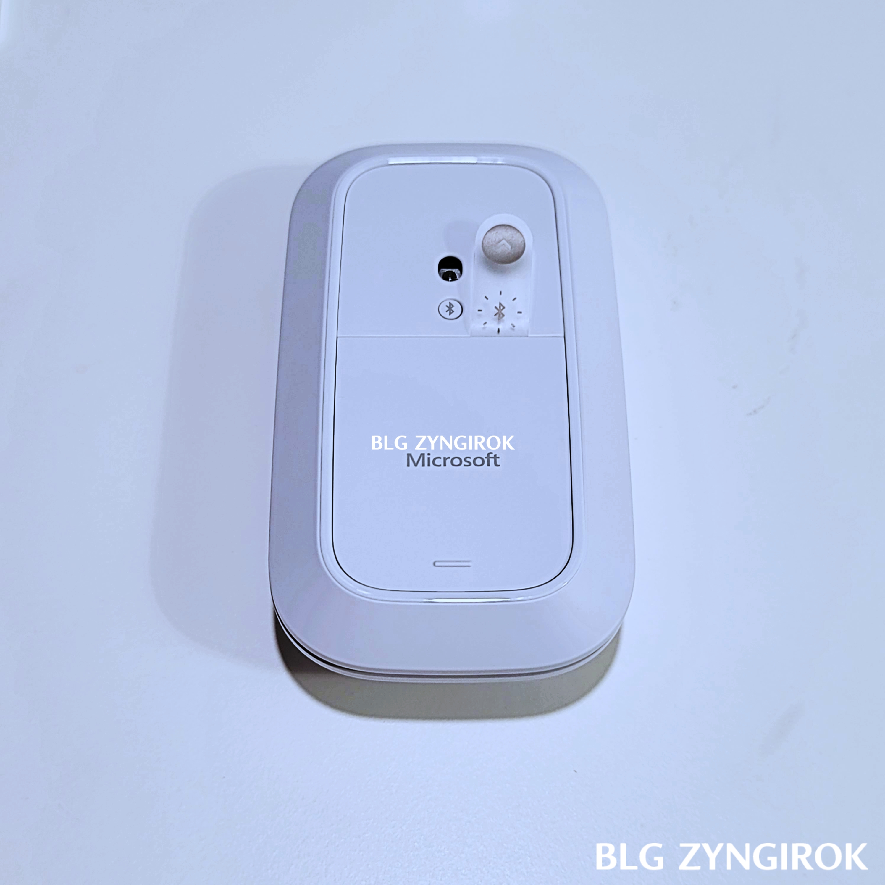 마이크로소프트 모던 디자인 마우스 하단 모습이다.