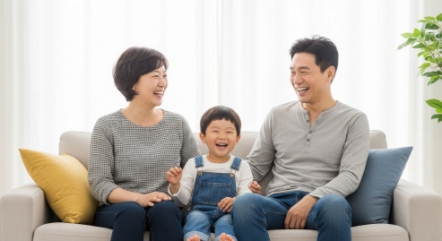 가족이 소파에 앉아 웃는 모습