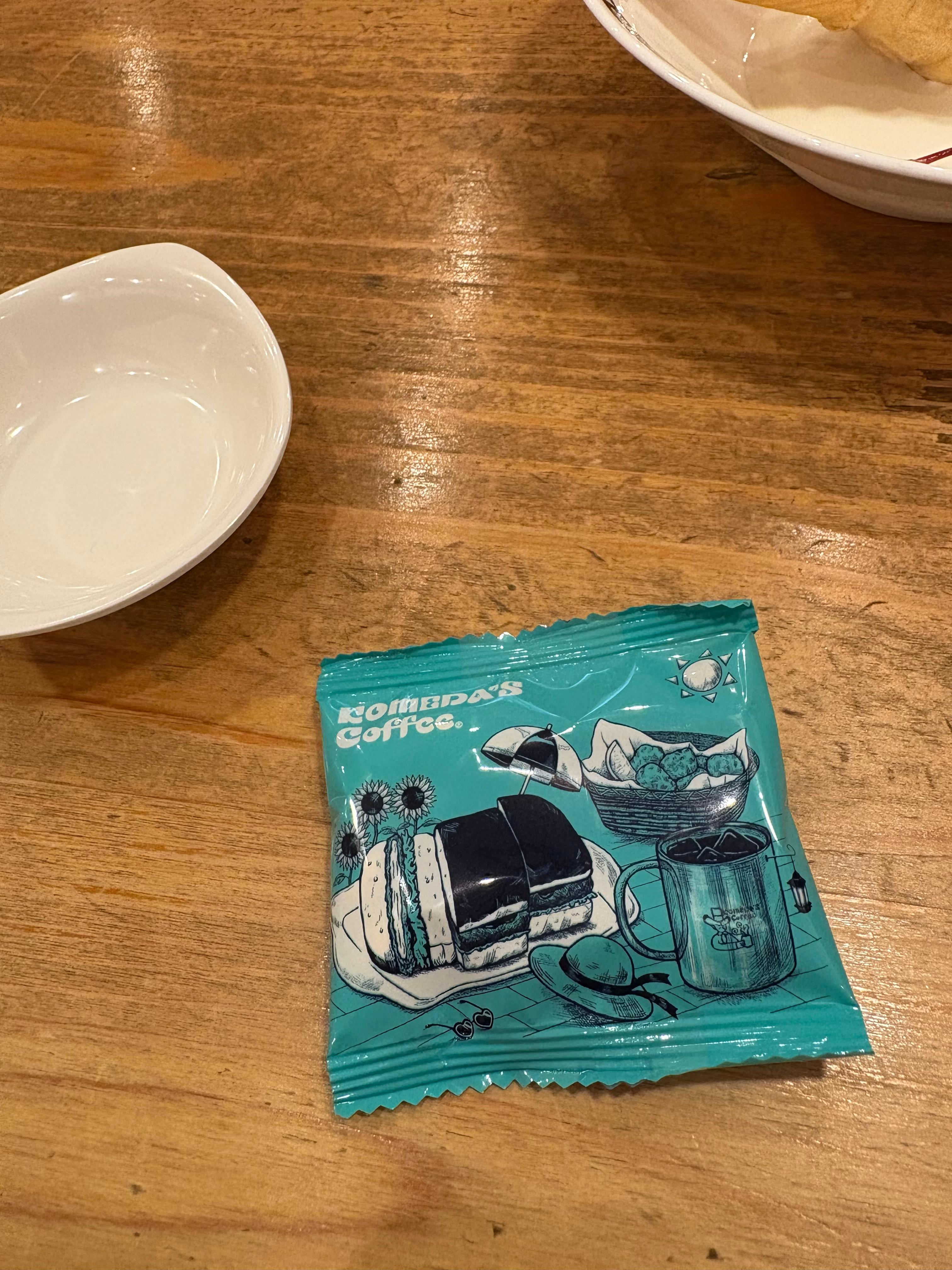 코메다커피 콜드브루 스타일 아이스커피와 컵 받침