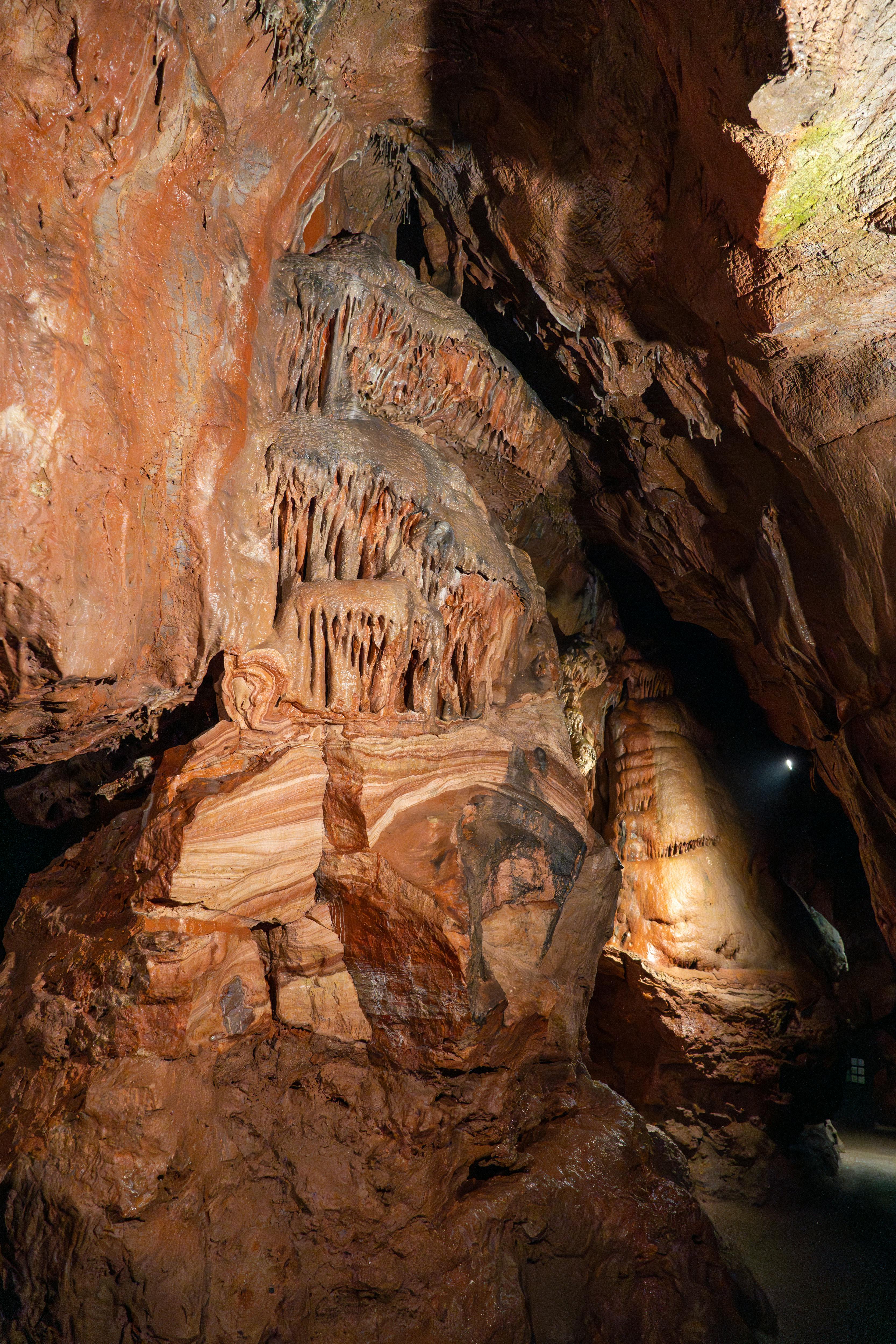 물방울 하나가 환경을 만든다: 동굴 생태학과 드립워터의 역할