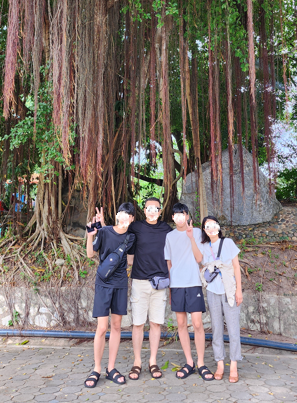 백만년 공원 앞 가족사진