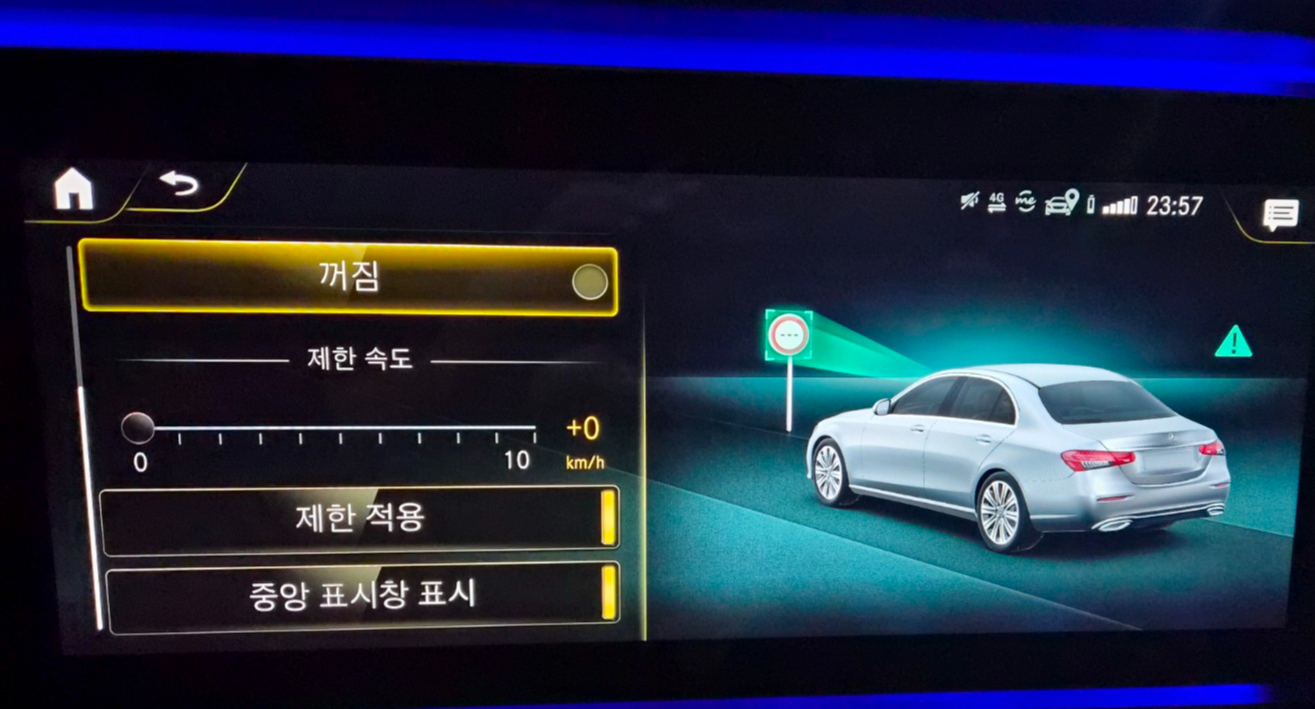 벤츠 MBUX 교통표지판 어시스트 설정 화면, 제한속도 보정값 +0 km/h와 중앙 표시창 표시 옵션 설명