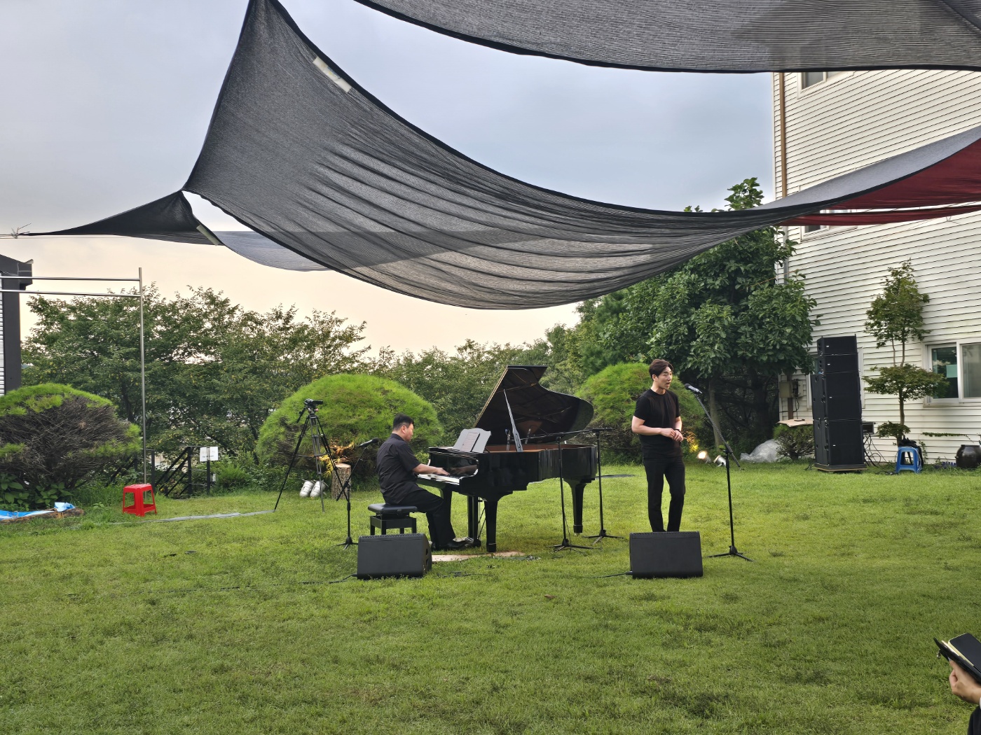 공연중인잔디마당