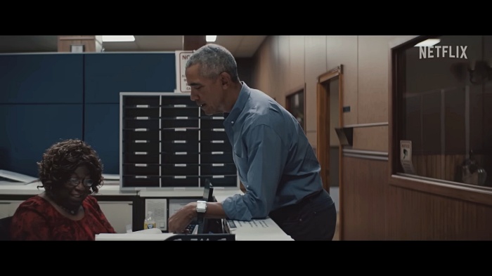 앉아-있는-여자와-대화하는-오바마