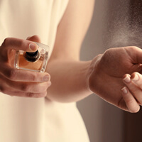 향수-뿌리는-여자-사진