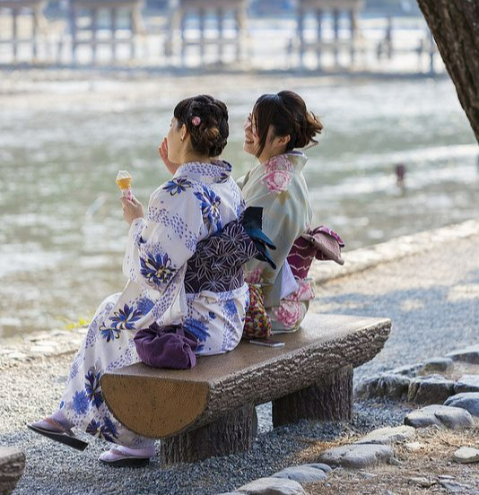 공공장소에서 다른사람에게 방해가 되지 않도록 주의해요.