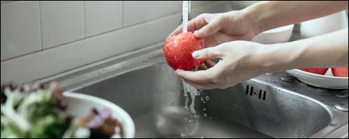 사과를 물로 세척중인 모습