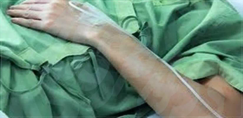 손등에 링겔을 맞고있는 이미지