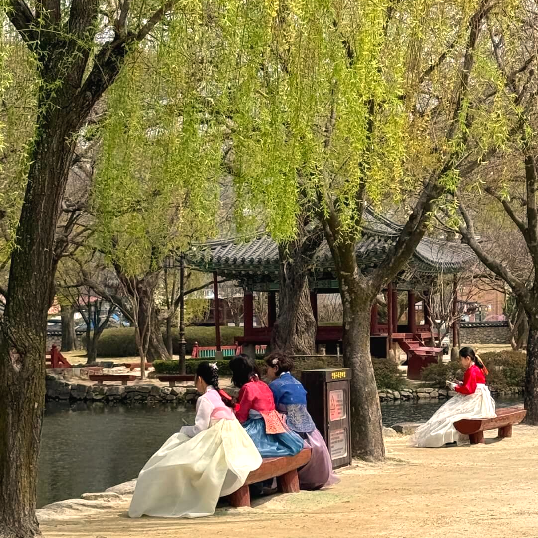 남원 광한루 한복 체험 연못 배경 분위기