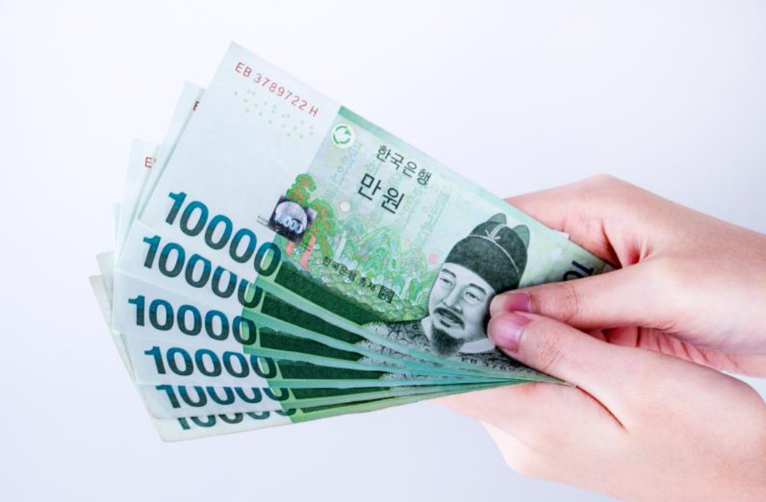 만원권 지폐 여러장이 있다.