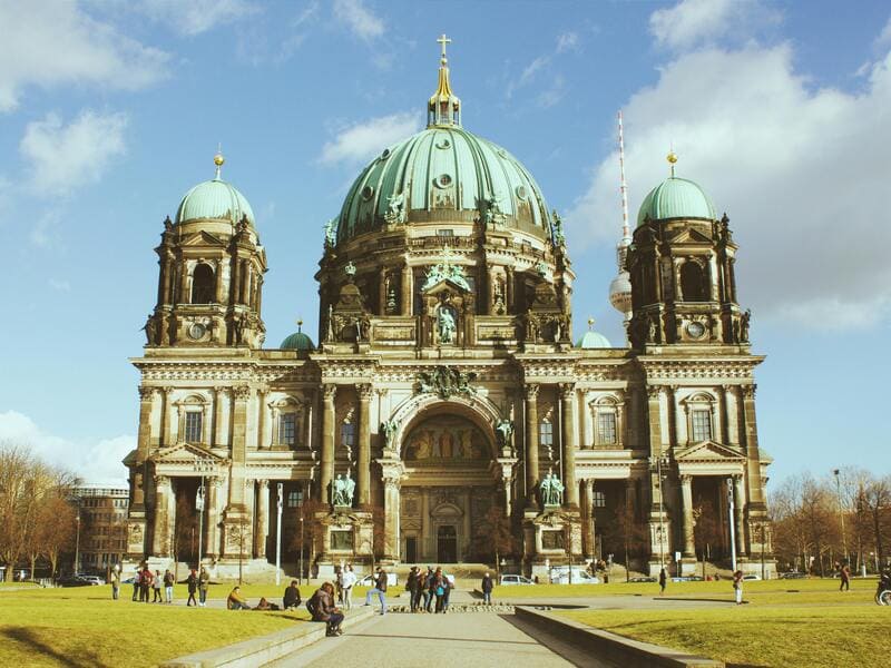 베를린 대성당(Berliner Dom)의 정면 전경, 푸른 돔과 고풍스러운 외관
