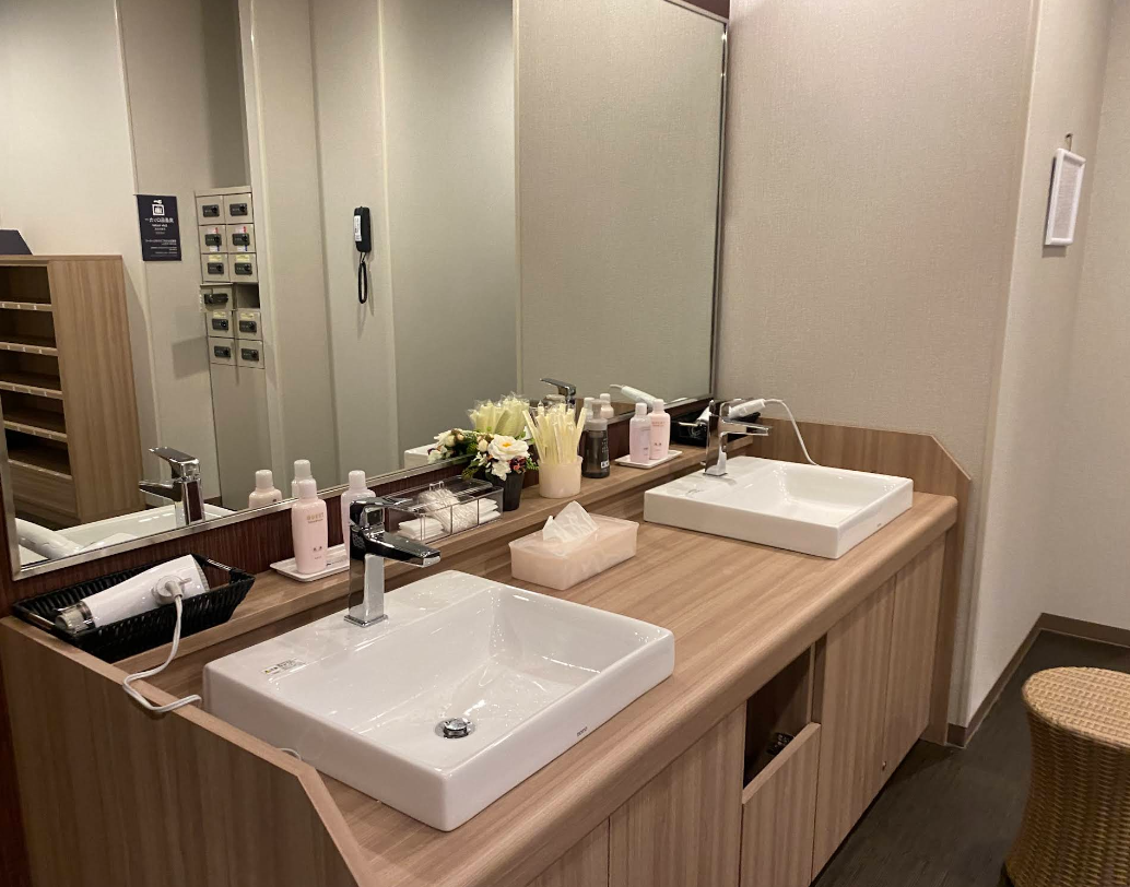 일본의 루트인 호텔의 욕실 모습