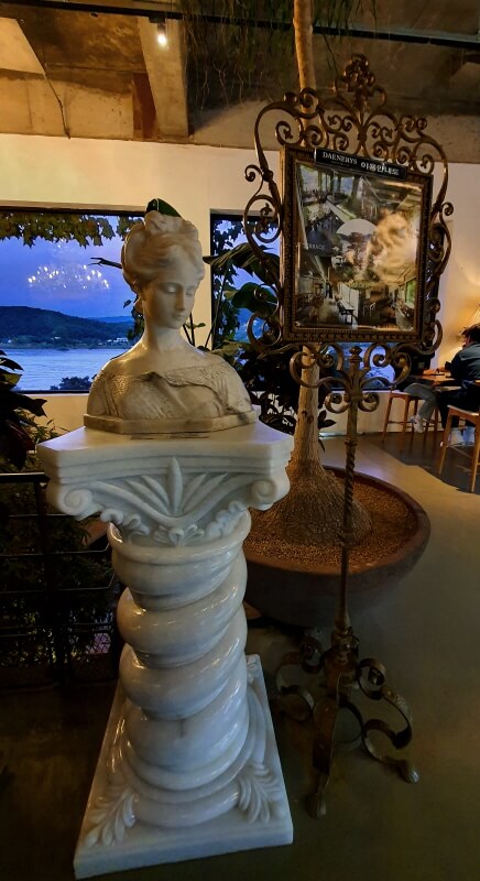 카페-대너리스-이국적인-유럽풍-조각상