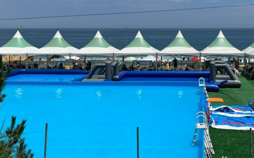 해변가-수영장-미끄럼틀-물놀이하는사람들