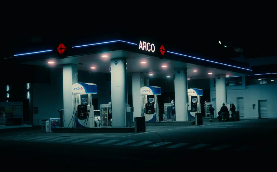 주유소 야간 전경