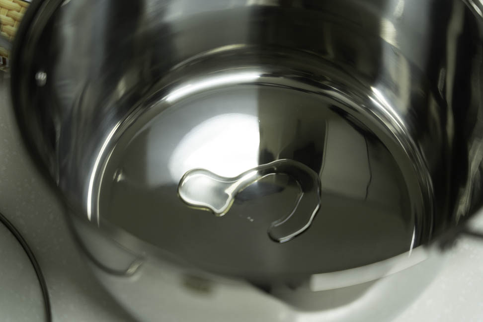 기름을 냄비에 조금 뿌린다