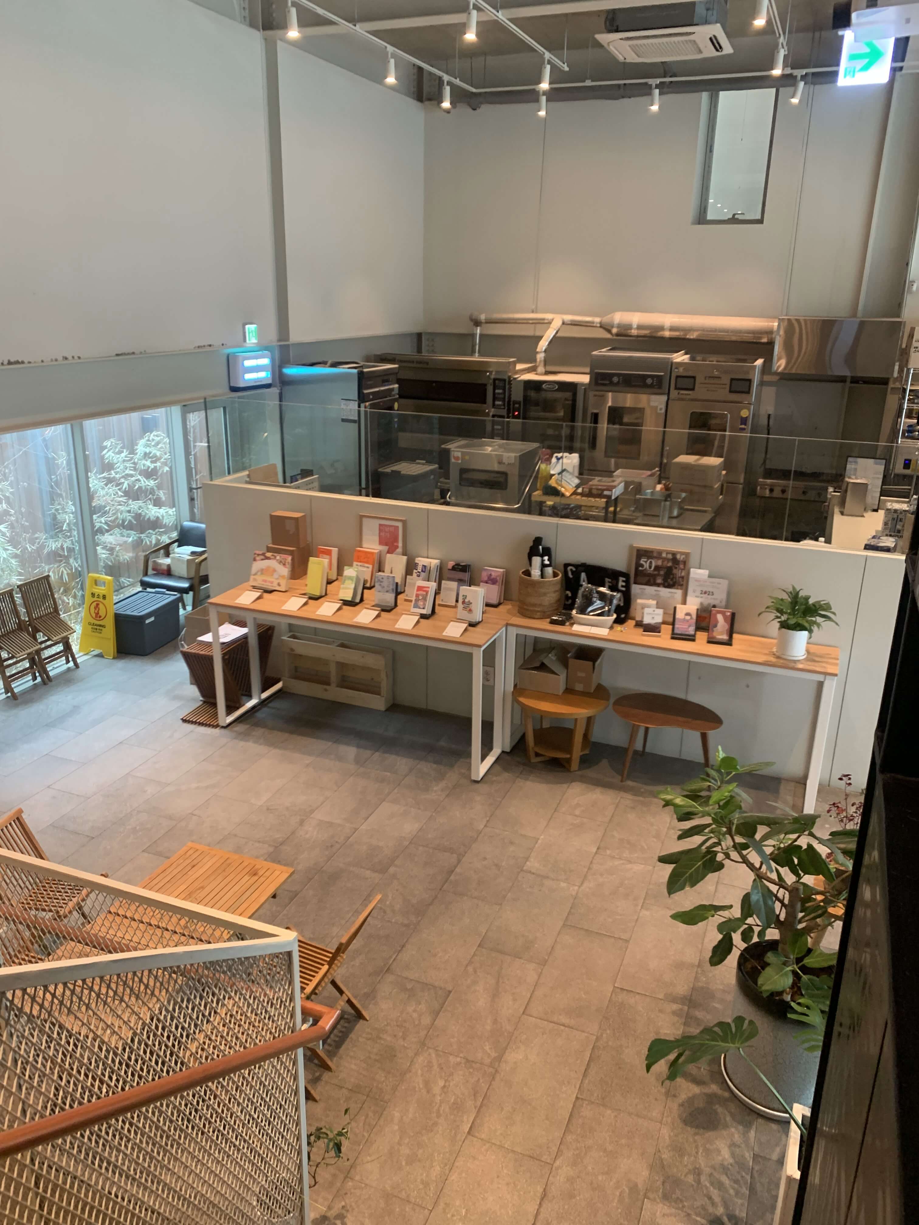 책 전시 및 굿즈 판매