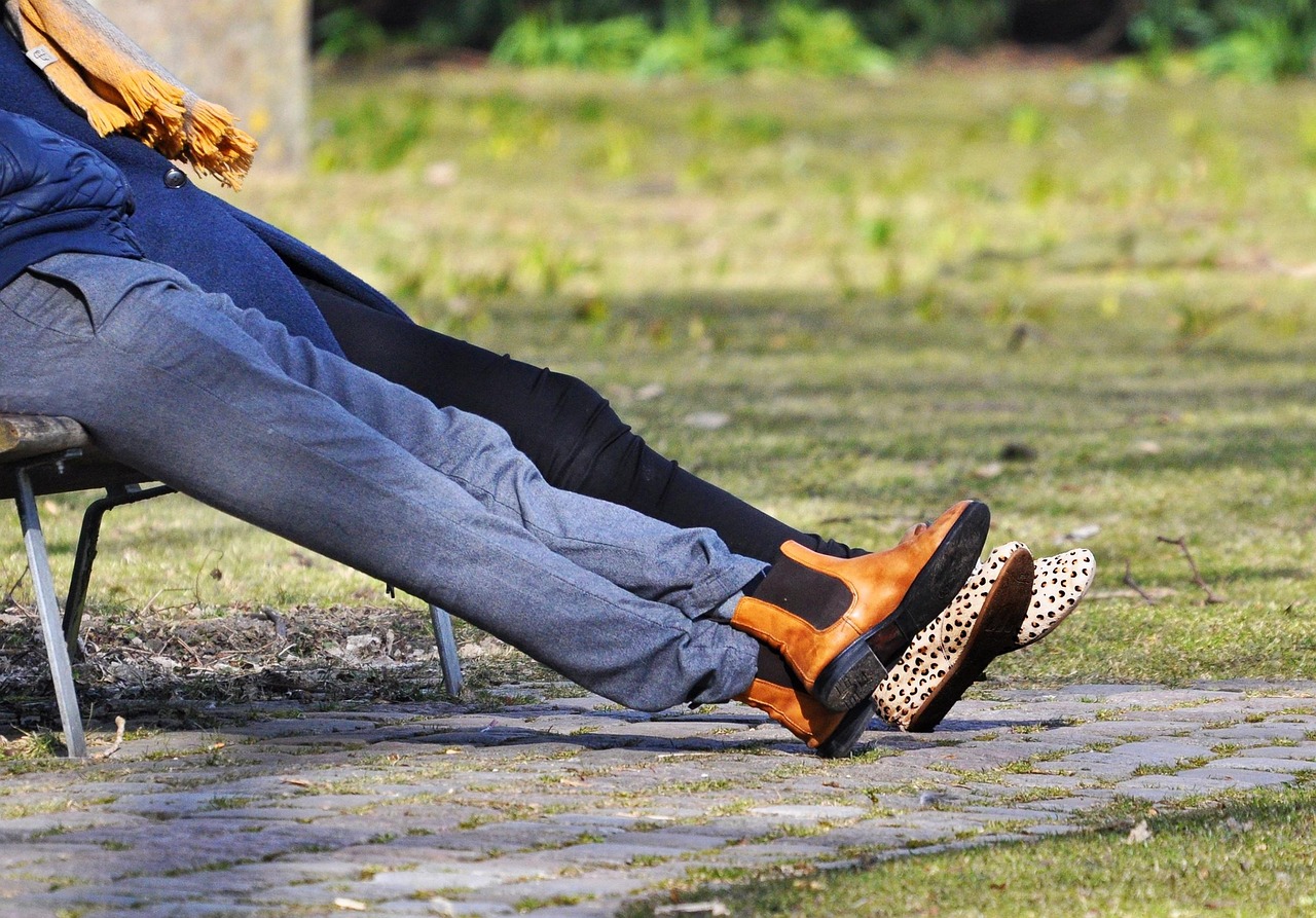 밤에 다리가 자주 저리는 이유 잠들기 전 불편한 감각의 원인