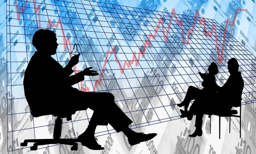 이사진은 변화하는 것으 표현하기 위해 사람들과 변하는 그래프를 합성한 사진을 보여주고 있다