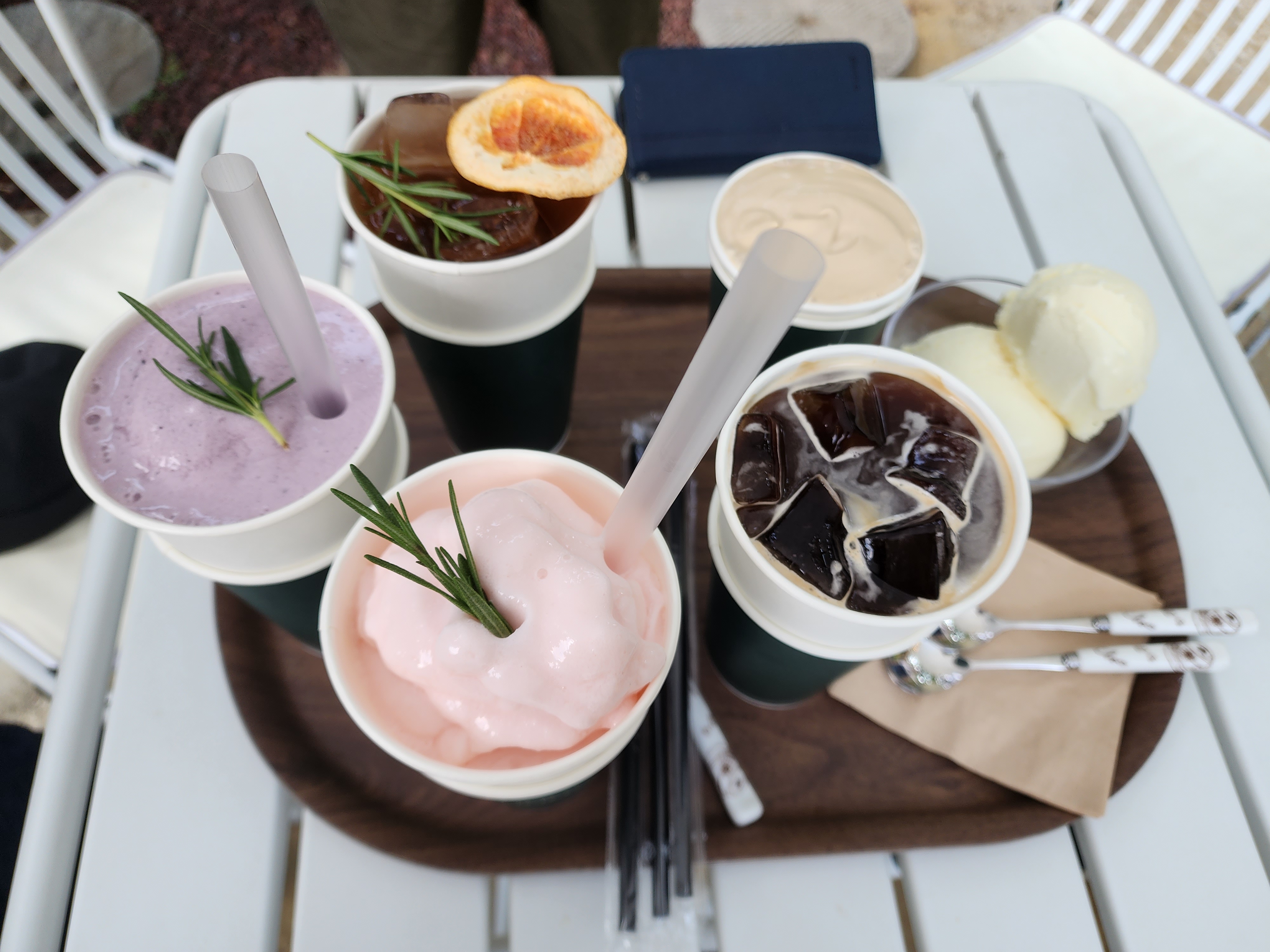 아메리카노, 블루베리 요거트 스무디, 복숭아 요거트 스무디, 자몽 허니 아이스티, 델버로 라떼, 바닐라 아이스크림