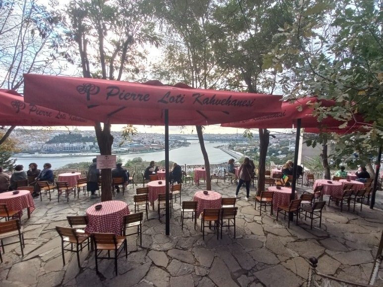 피에르로티 언덕 위의 카페 1