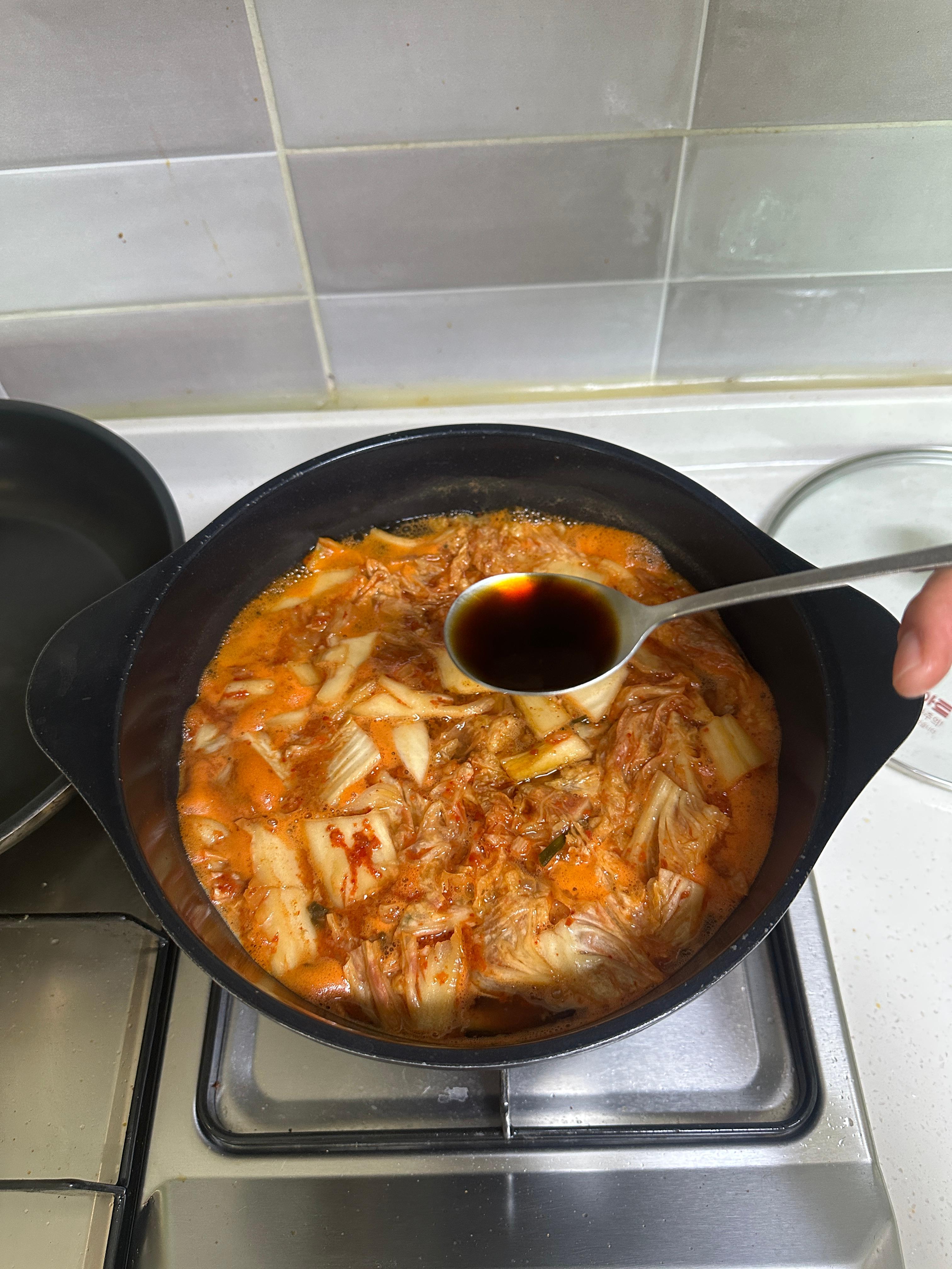 김치와 양념을 넣고 국을 끓이는 중간 과정