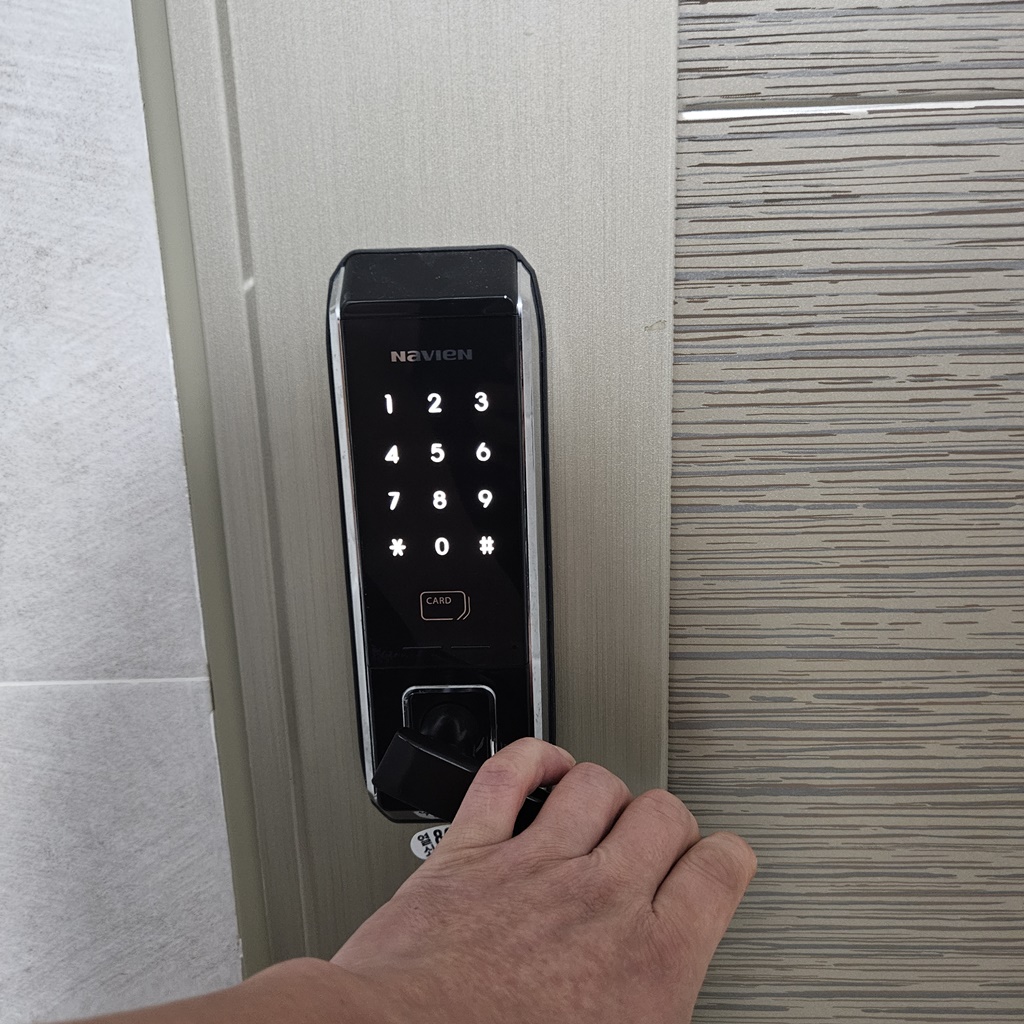 원룸 현관 전자키 도어락 비밀번호 분실 몰라서 잠겼을 때 부수지 않고 파손 손상 없이 여는법 해결 오픈 강제 개문 개방