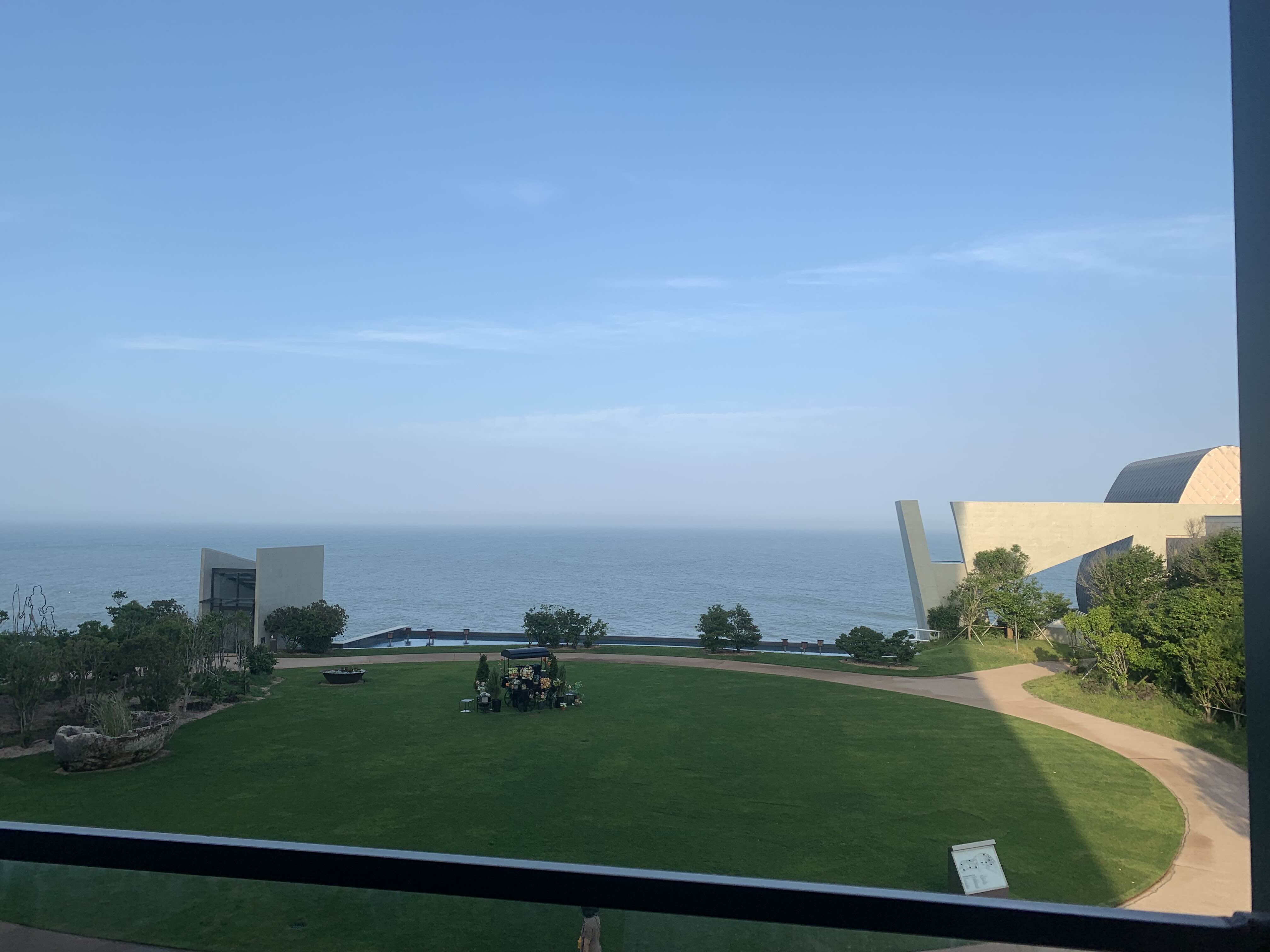 투숙한 객실(2층)에서 본 바깥 뷰