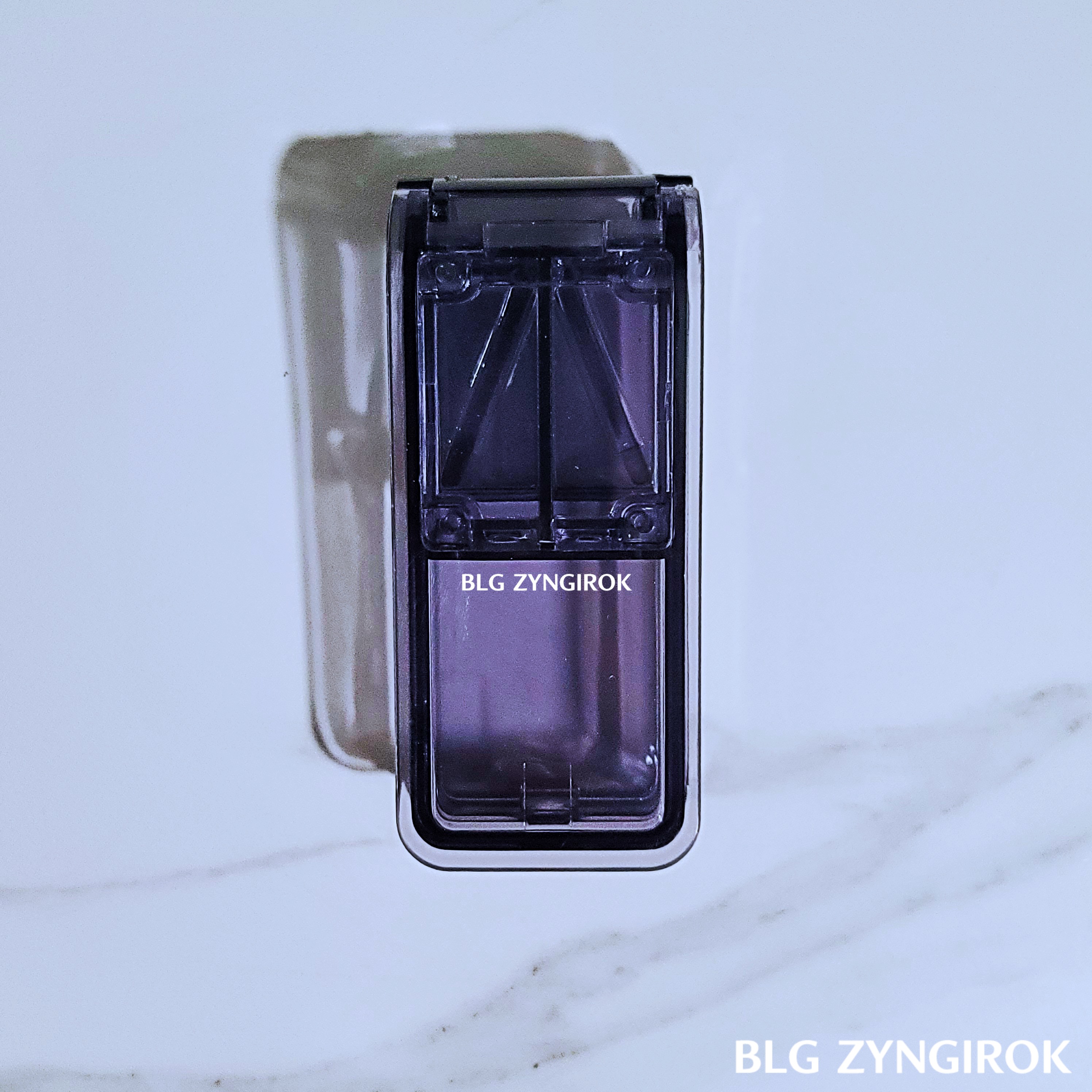 약깨기가 테이블 위에 놓여있다.