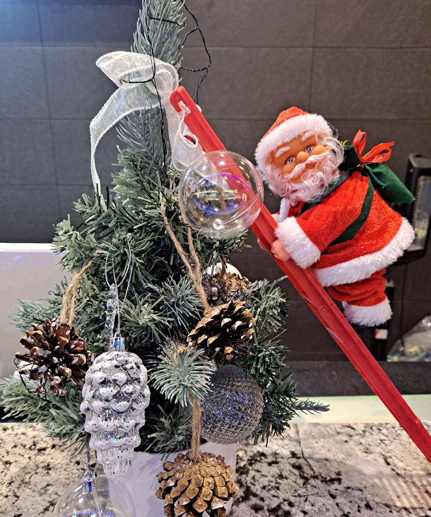 사다리 올라가는 산타